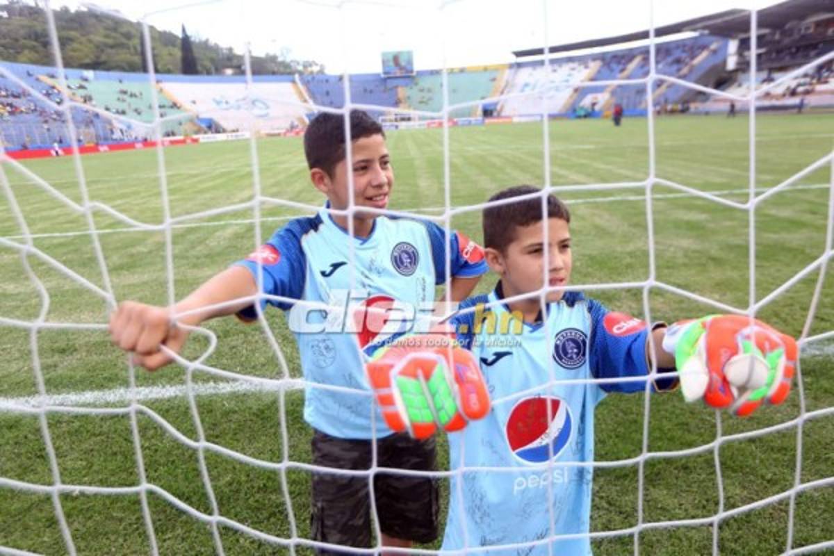 NO VISTE EN TV: Los recogepelotas, el gesto de Licona y la plática Tato-Diego