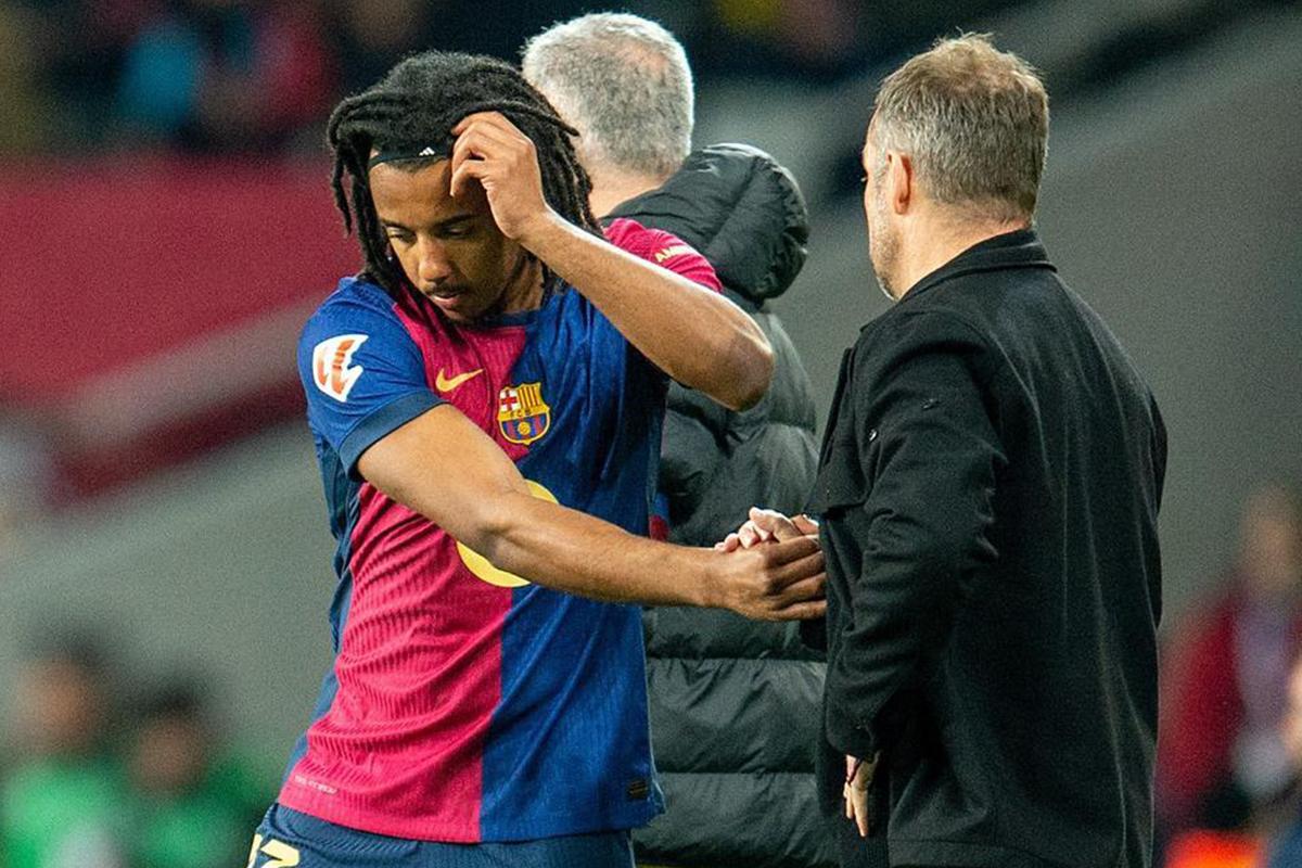 Koundé ha sido advertido por Flick con no volver a jugar si sigue cometiendo fallos en la defensa.