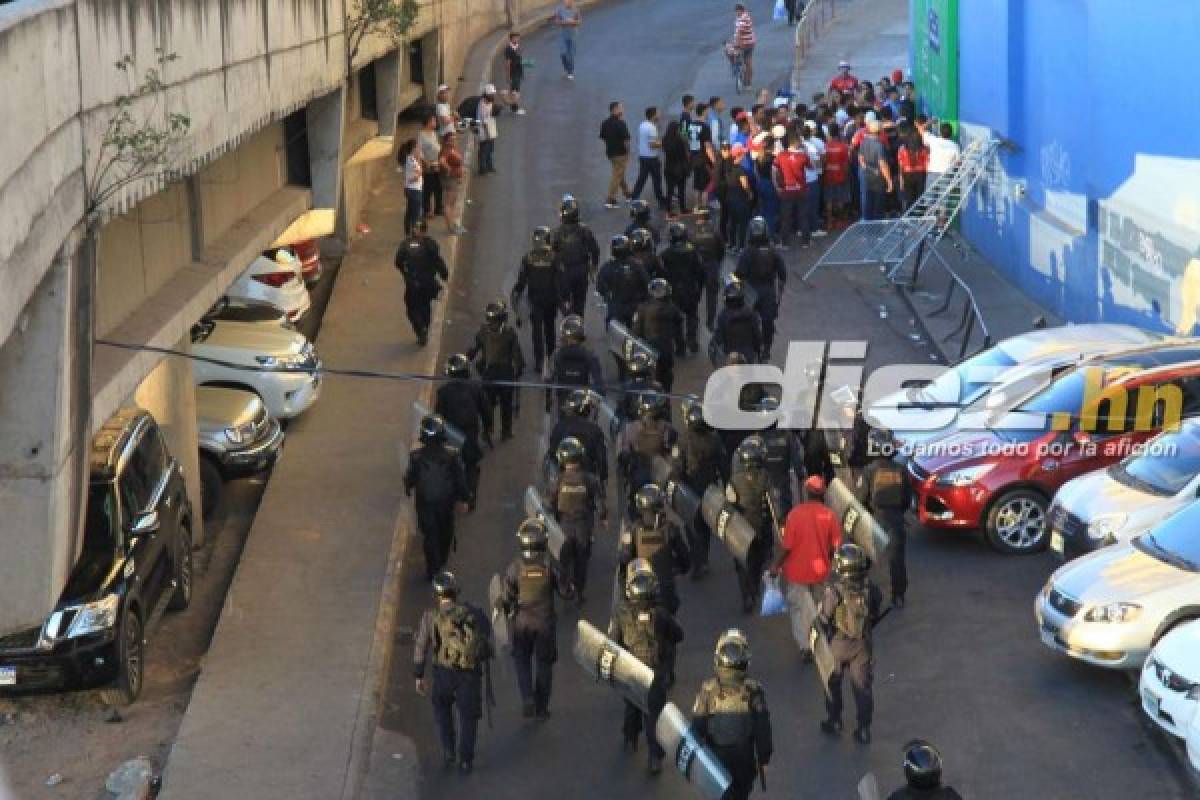 Fotos: El desorden que se dio en las afueras del estadio Nacional por el cierre de los portones