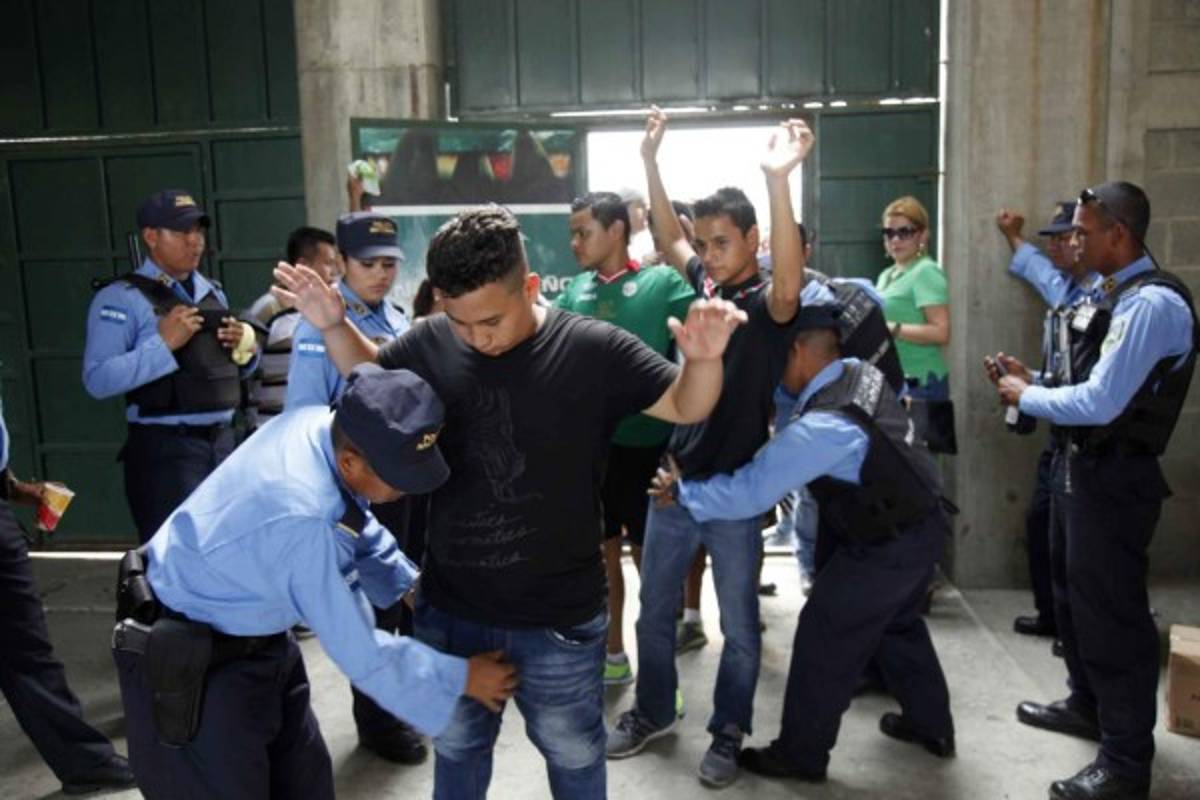 Chicas súper sexys, calor y mucha seguridad; lo mejor del derbi Marathón-Real España