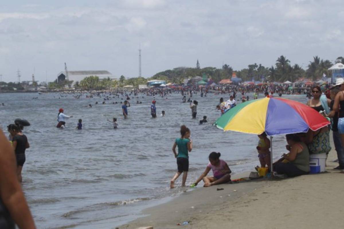 ¡Qué calor! Las playas de Honduras se llenaron de mujeres hermosas