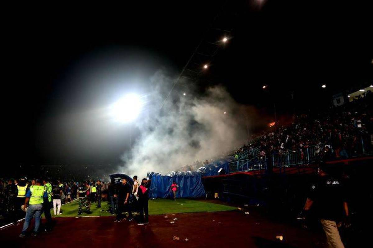 Horripilante: Un total de 127 muertos deja una guerra de aficionados durante un partido en Indonesia