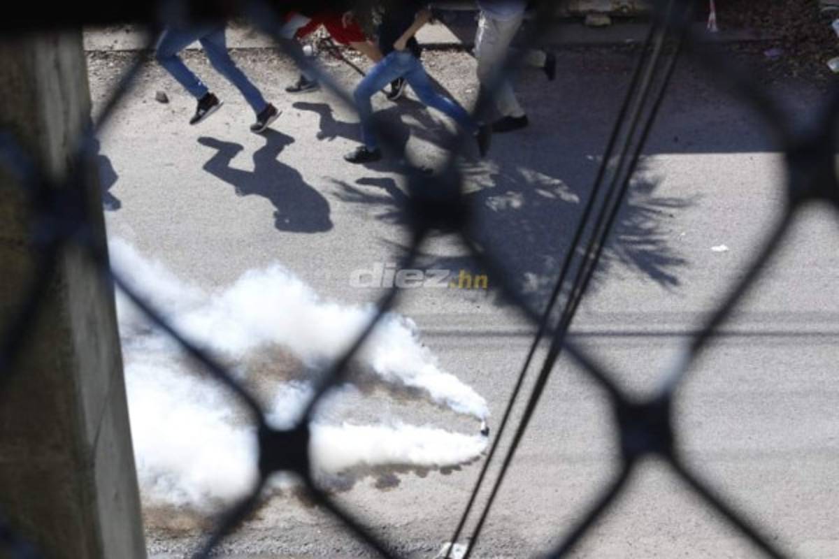 Barra de Marathón y olimpistas vestidos de civiles se agarran a pedradas afuera del Yankel