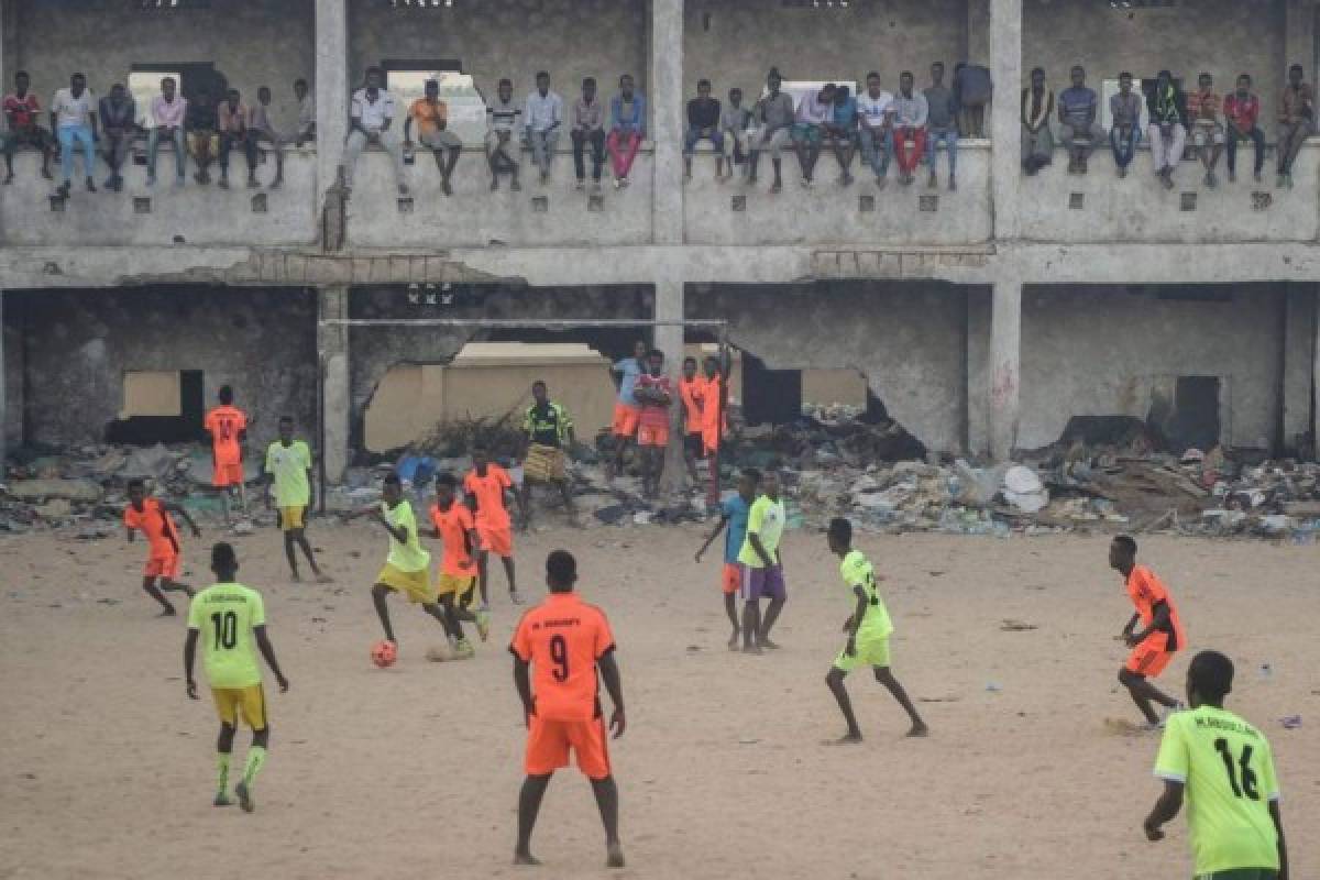 ¡IMPACTANTE! La triste realidad de como juegan fútbol los niños en Mogadishu, Somalia