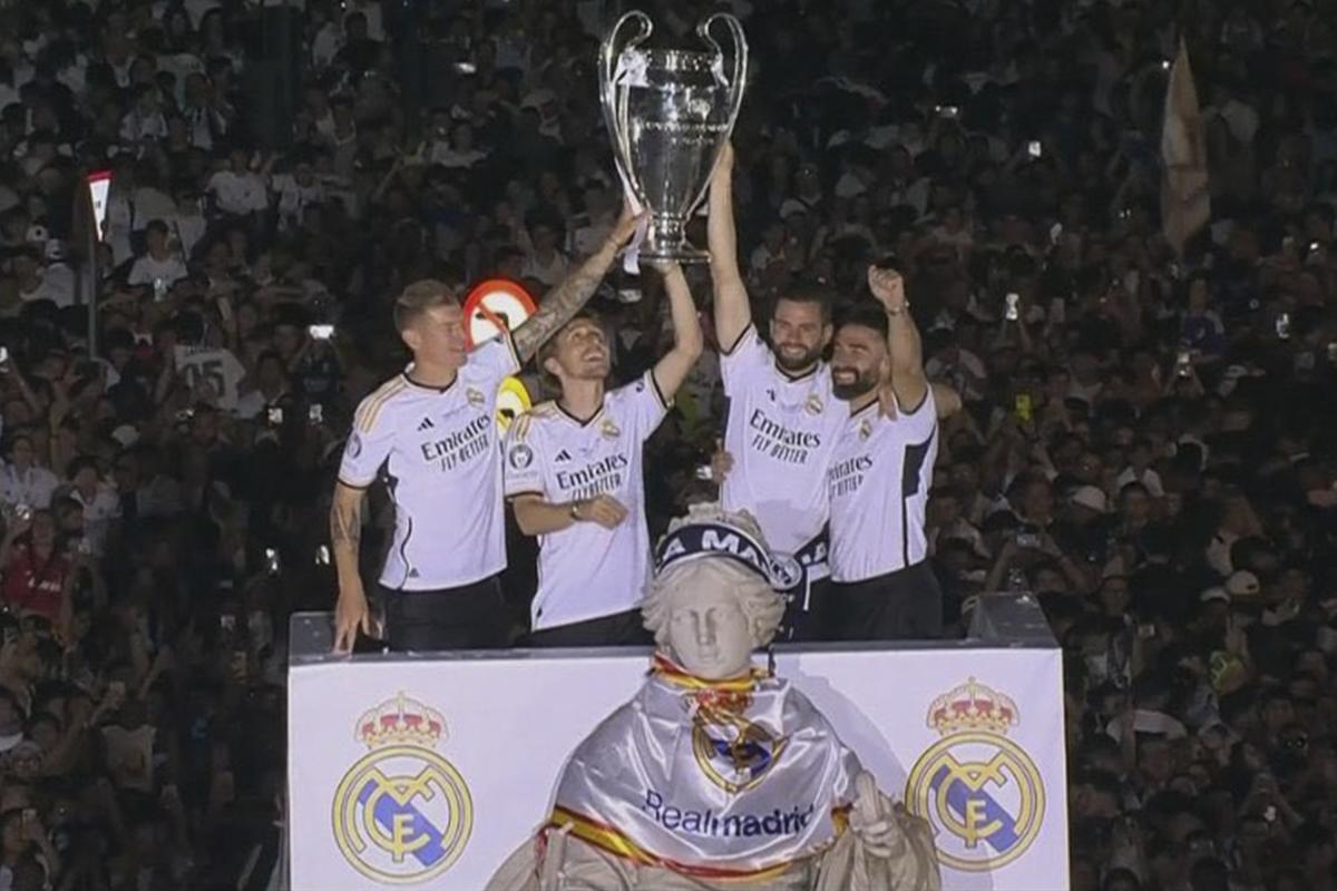 Real Madrid festejó en Cibeles la Decimoquinta Champions: Kroos ofreció su dorsal 8 y la fiesta con miles de aficionados