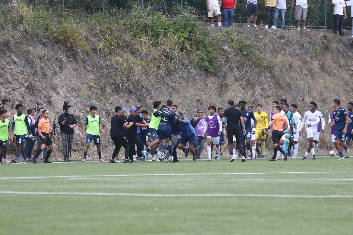 Enfrentamiento a puño limpio: Familiares y jugadores terminan la final de reservas entre Olimpia y Motagua entre golpes