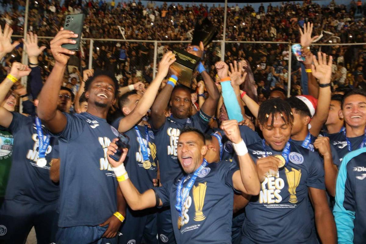 ¡Festejo del campeón! Besos al goleador, Diego Vázquez celebró en el camerino y locura de la plantilla de Motagua con el título