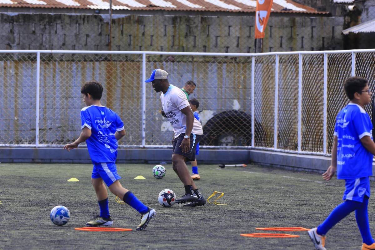 David Suazo, Wilson Palacios, Maynor Figueroa y otros exjugadores llevan vida y fútbol en las Clínicas Hermanos Catrachos