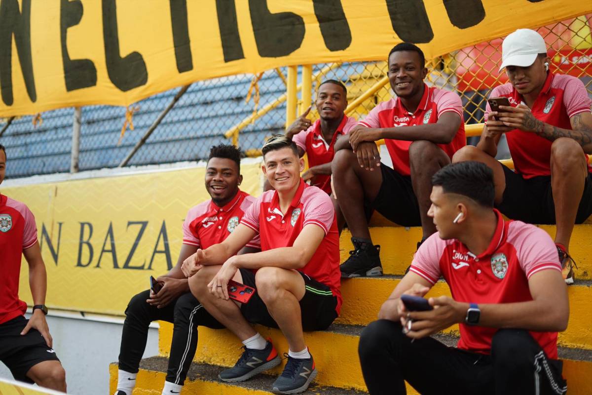 Sus nuevos compañeros lo molestaban y mostró su técnica: Así son las primeras postales de Francisco Martínez en Liga Nacional