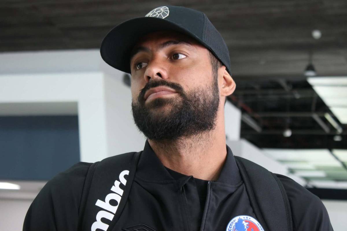 Menjívar y Edwin fueron sorprendidos y fan robó suspiros: Olimpia voló a Panamá