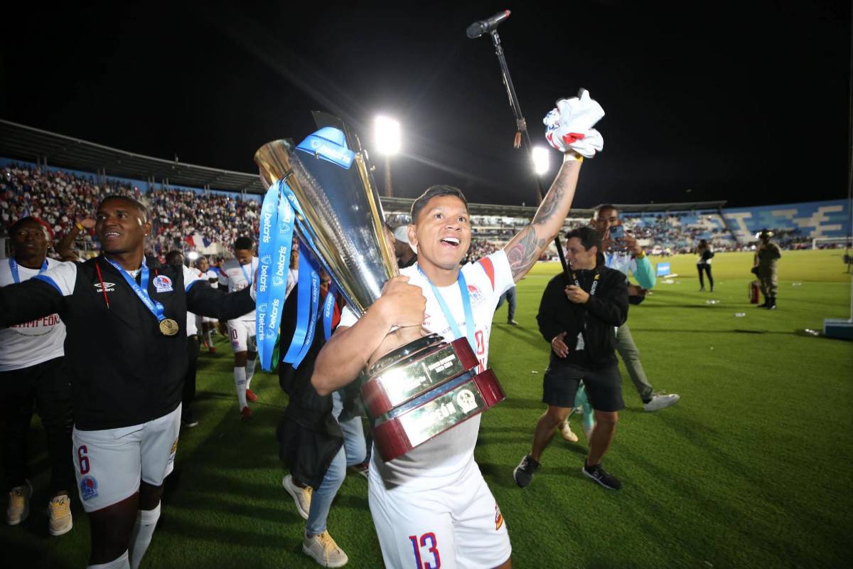 FOTOS: El que se robó el show en el festejo de Olimpia, el beso de Beckeles, legionarios presentes e invasión de cancha