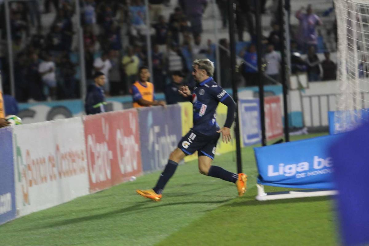 ¿Quién era la chica de rojo? La sangre se hizo presente en la cancha, las preciosas chicas de Motagua y ¿quién comía tajaditas?
