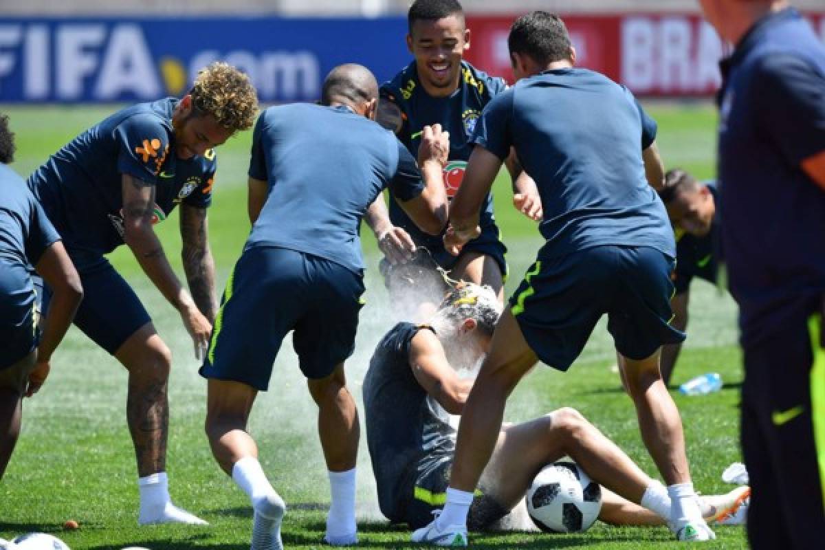 El ataque con huevos de Neymar a Coutinho en el entrenamiento de Brasil en Rusia