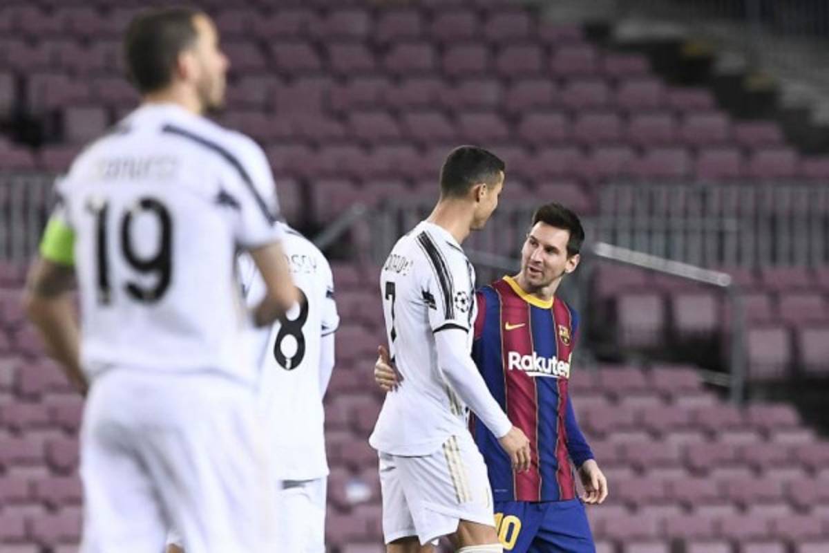 Risas y abrazo entre ambos: Messi no apareció y Cristiano Ronaldo brilló en el Camp Nou