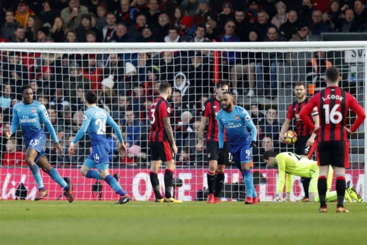 Arsenal's Spanish defender Hector Bellerin (2L) celebrates scoring the team's first goal past Bournemouth's Bosnian-Herzegovinian goalkeeper Asmir Begovic (3R) during the English Premier League football match between Bournemouth and Arsenal at the Vitality Stadium in Bournemouth, southern England on January 14, 2018. / AFP PHOTO / Adrian DENNIS / RESTRICTED TO EDITORIAL USE. No use with unauthorized audio, video, data, fixture lists, club/league logos or 'live' services. Online in-match use limited to 75 images, no video emulation. No use in betting, games or single club/league/player publications. /
