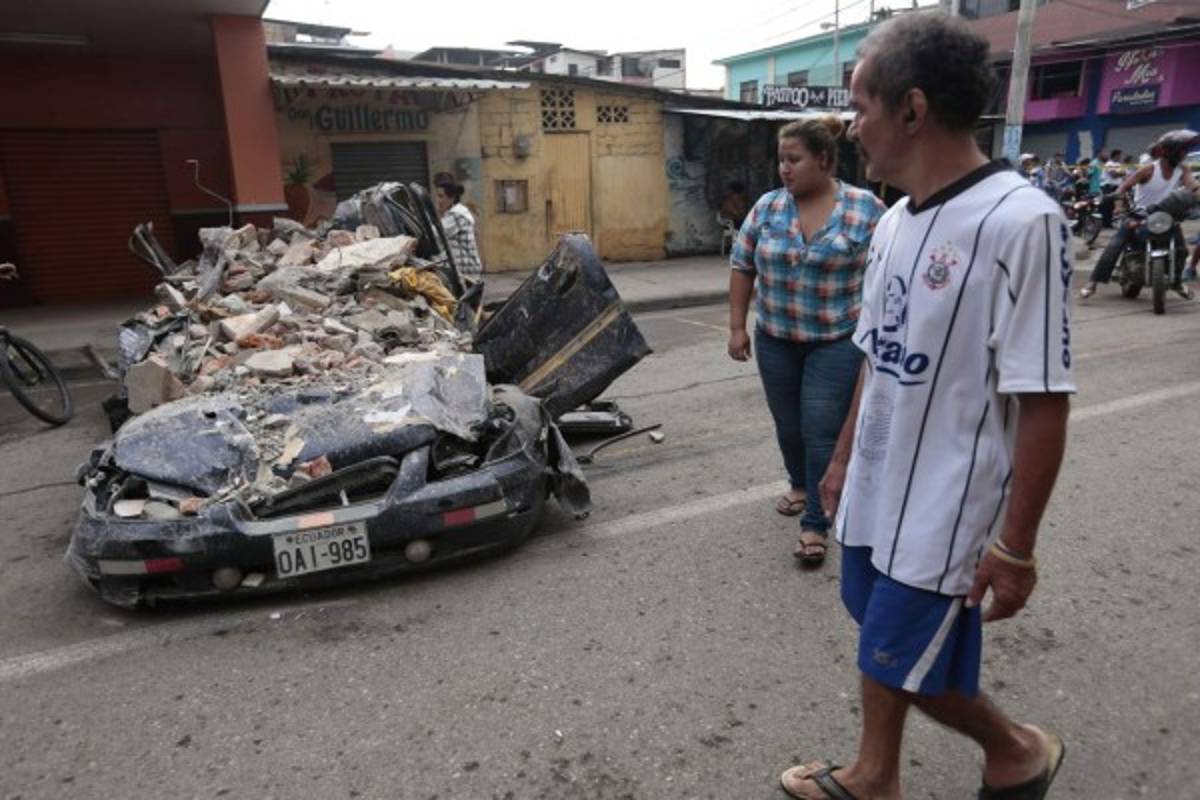 Las dramáticas imágenes del potente sismo que sacudió Ecuador