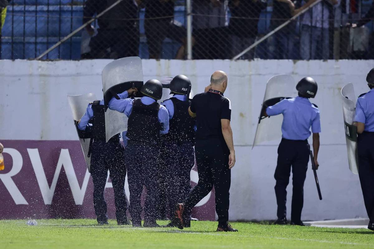 Insultos, abucheos y objetos lanzados a su persona: Fabián Coito no fue bien recibido por la afición catracha en el Francisco Morazán