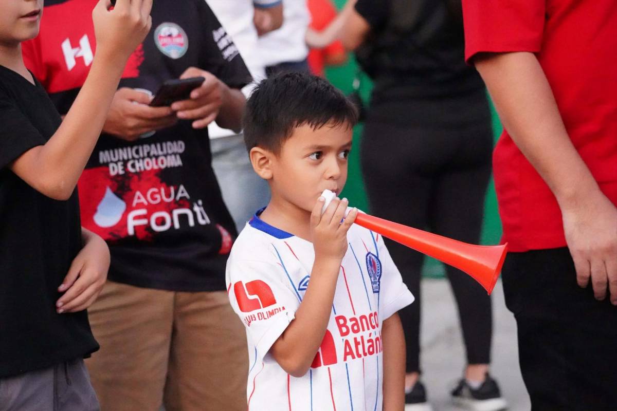 ¿Quién es la chelita tiktokera que resalta en el Choloma vs Olimpia? La ciudad de las maquilas recibe a lo grande al bicampeón
