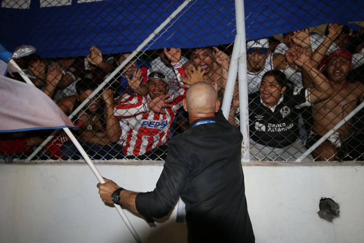 La Cybertruck de la 40, jugador casi se traga un confeti, los chalecos y locura de Espinel: las fotos más curiosas del título del Olimpia