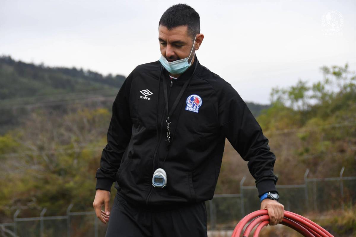 ¡Charla, risas y un conocido! Así fue el primer entrenamiento del argentino Pablo Lavallén en el Olimpia