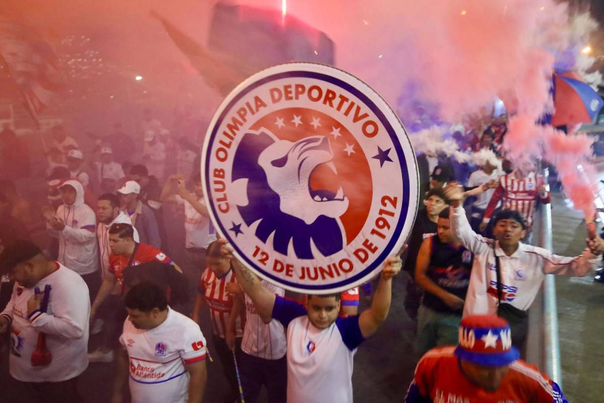 Ambientazo: el show de la Ultra Fiel y lindas chicas en la previa del Olimpia vs. Firpo