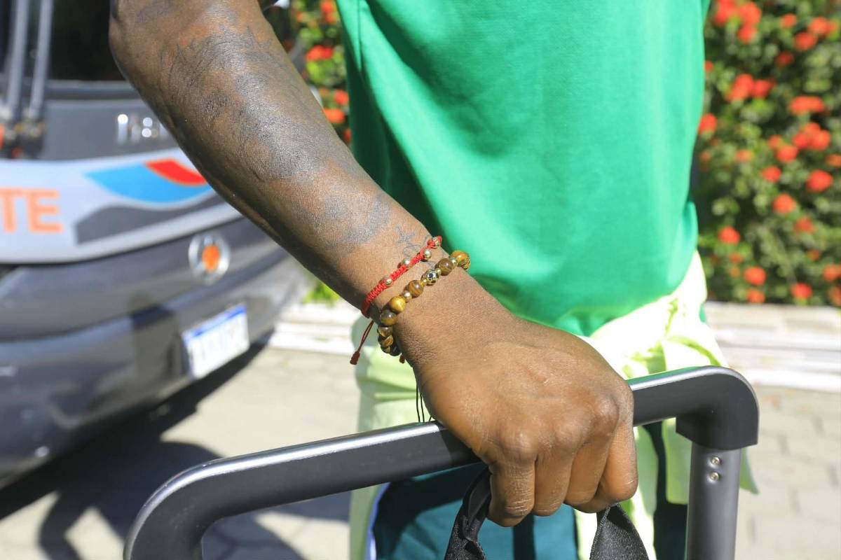 Marathón sale rumbo a Tegucigalpa: El jugador con la biblia en mano, otro con tablet y todos los cachivaches de Rubilio