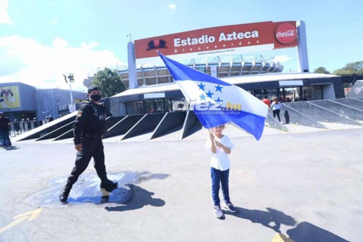 Fotos: Afición catracha llega en gran número al estadio Azteca para apoyar a Honduras ante México