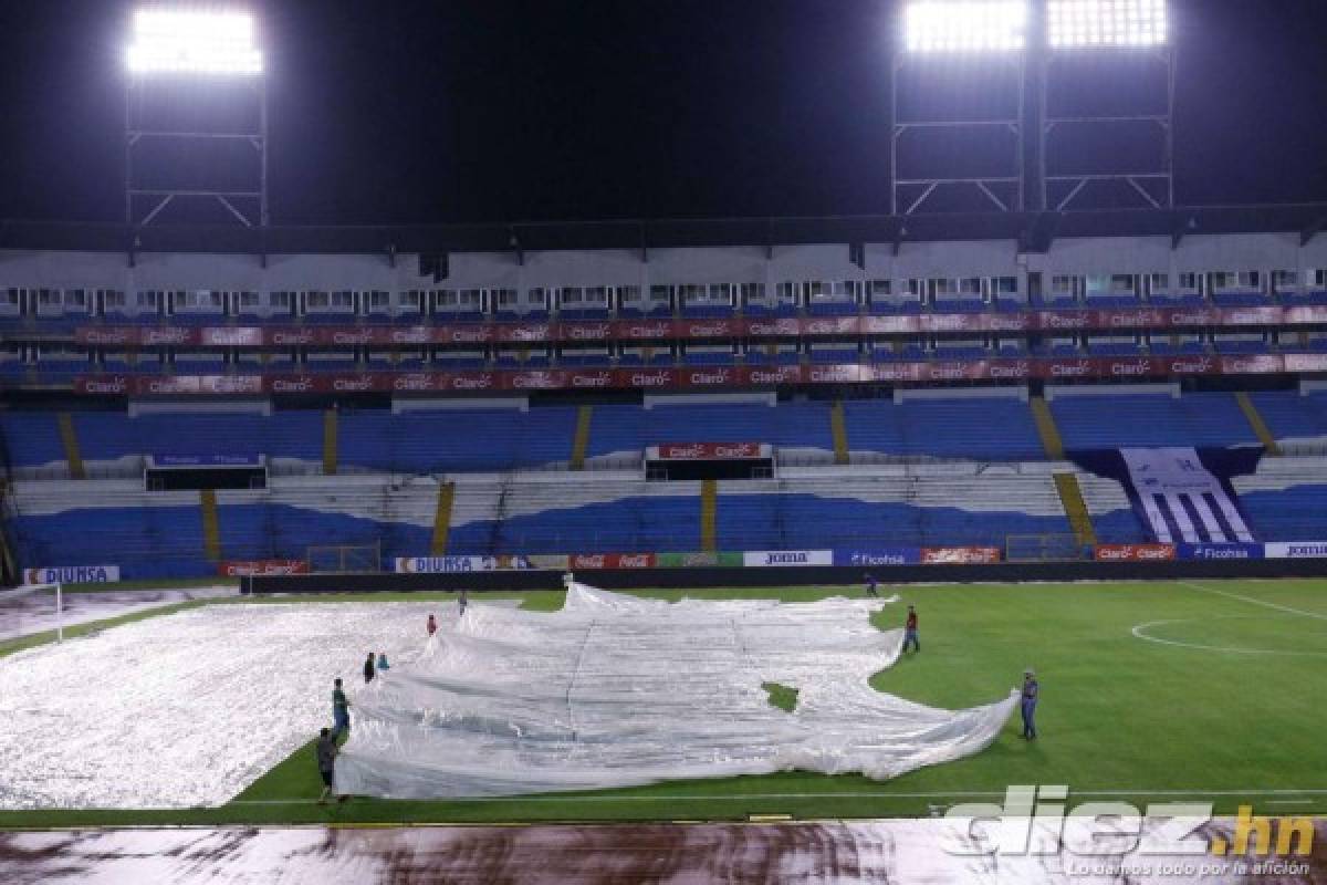 Aguacero: La lluvia suspendió el entrenamiendo de Honduras y cubrieron el césped con una lona