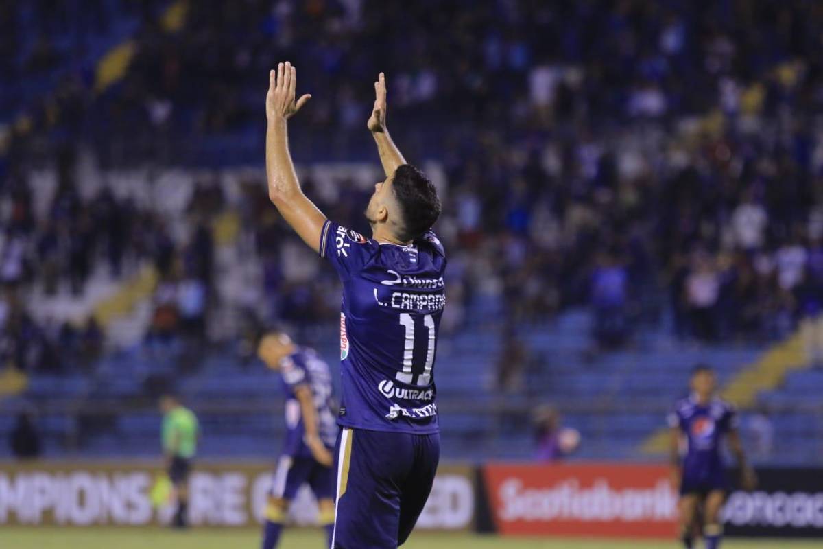 El desespero del DT de Pachuca en el banquillo, la preciosa chica en el Olímpico y el saludo de Lucas Campana