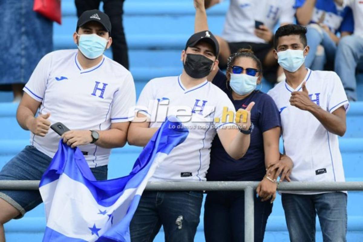 ¡Pancartas, Batman y un astronauta! El ambientazo en el Olímpico para el Honduras vs. Costa Rica