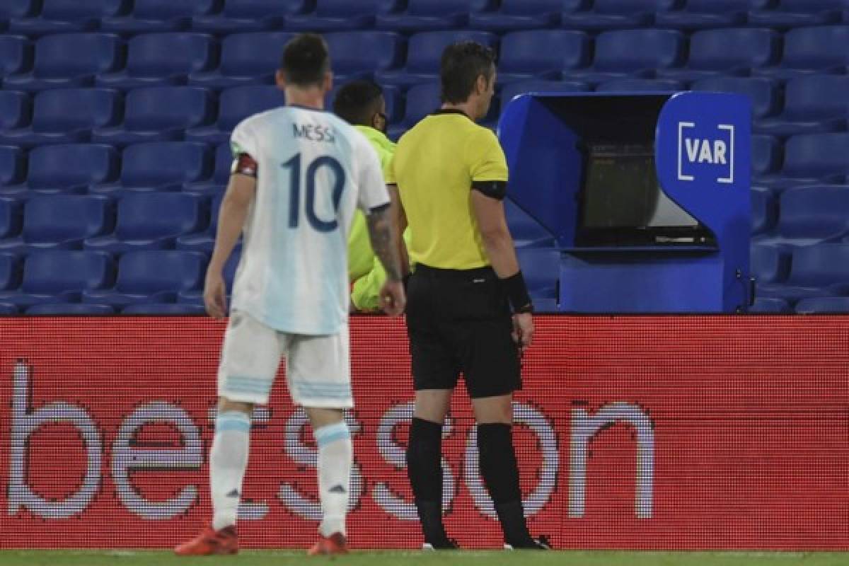 Lo que no se vio: Messi se fue con el árbitro a revisar el VAR en su gol anulado; terminó cabizbajo