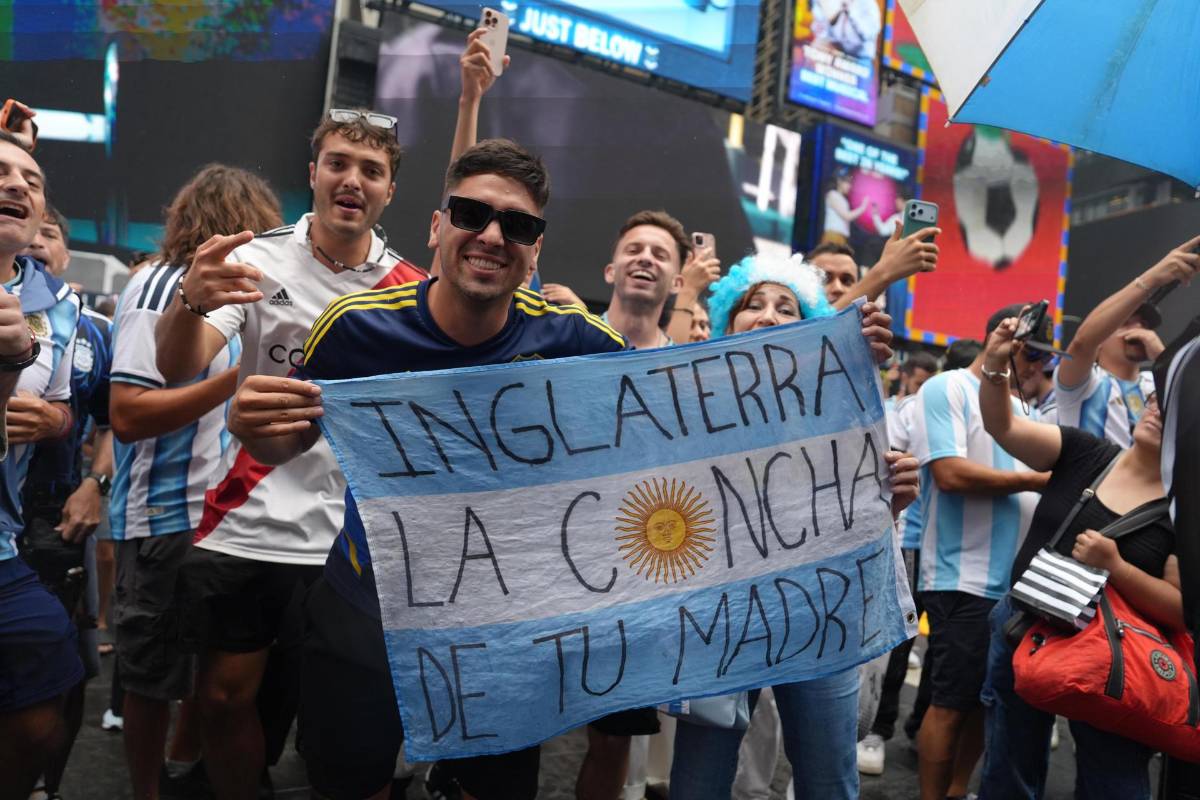La bellas argentinas engalanan Times Square en el tremendo banderazo previo a la final
