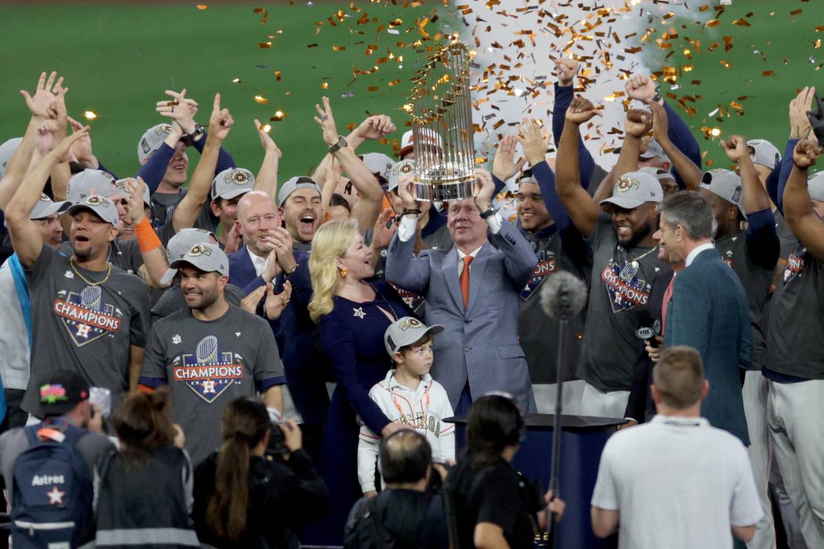 ¡Astros Campeones! Así se vivió el sexto juego de la Serie Mundial, Mauricio Dubón celebró con la bandera de Honduras