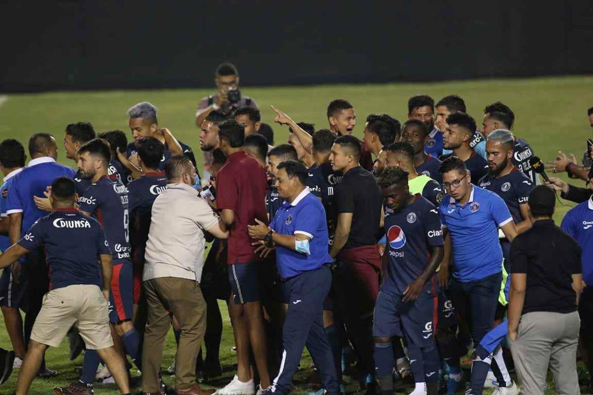 Futbolistas de Motagua después de la oración tras lograr su clasificación a la final del Torneo Clausura 2021-22.