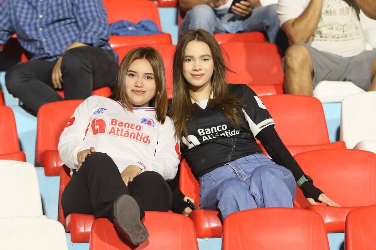 ¿Quién es la chica de la hermosa sonrisas? Hermosas aficionadas engalanan el Olimpia vs Alajuelense por Copa Centroamericana 2025