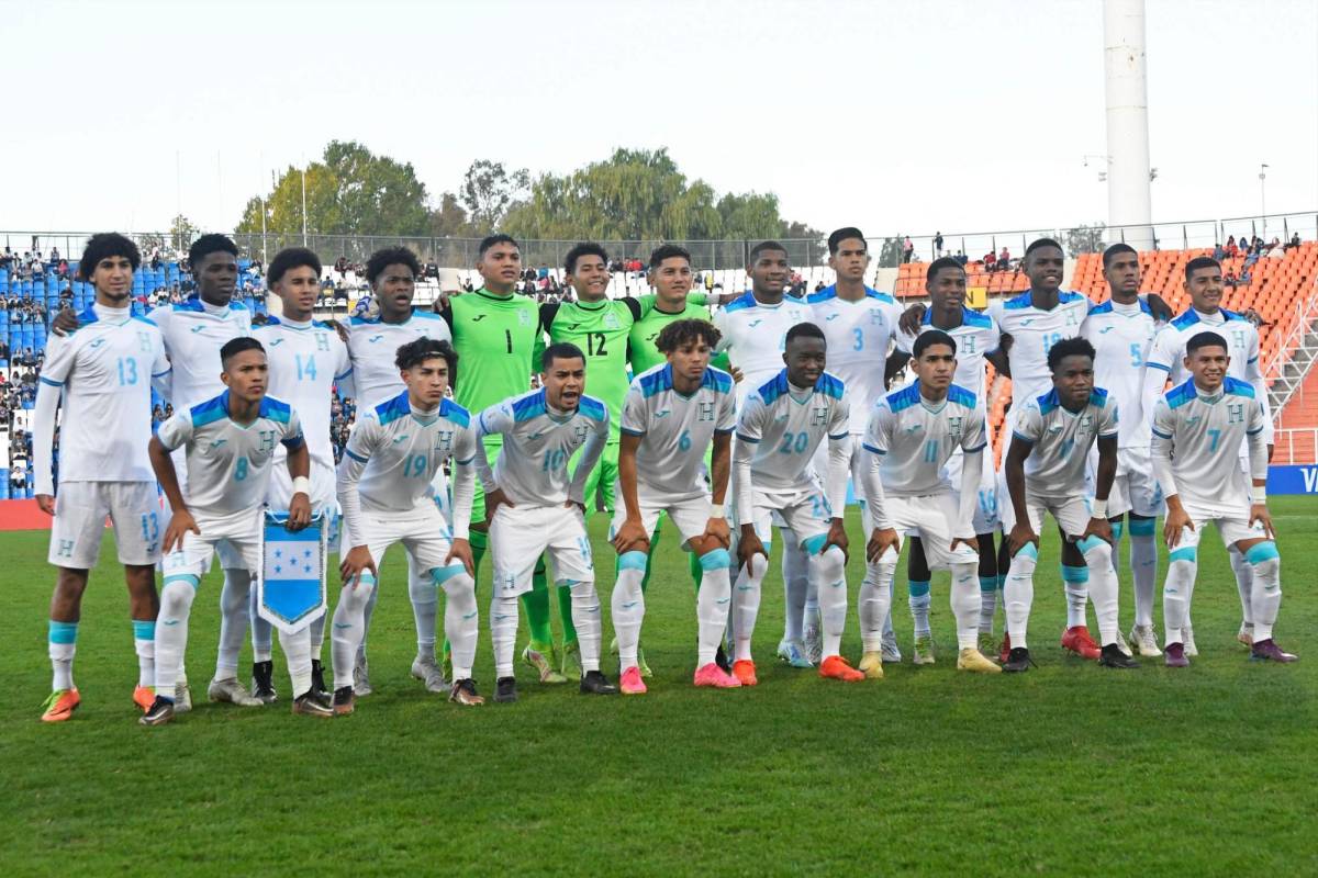 Honduras' players pose for a team photo before the Argentina 2023 U20 World Cup group F football match between South Korea and Honduras, at Malvinas Argentinas stadium in Mendoza, Argentina, on May 24, 2023. (Photo by Andres Larrovere / AFP)
