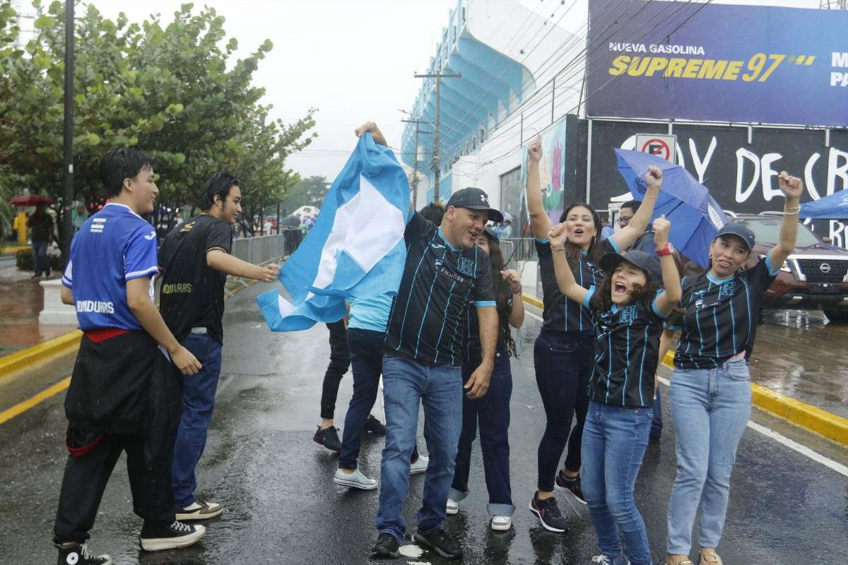 Honduras vs México: ni la lluvia los detiene, aficionados llegan al estadio Morazán, la seguridad es extrema y sigue venta de boletos del mercado negro