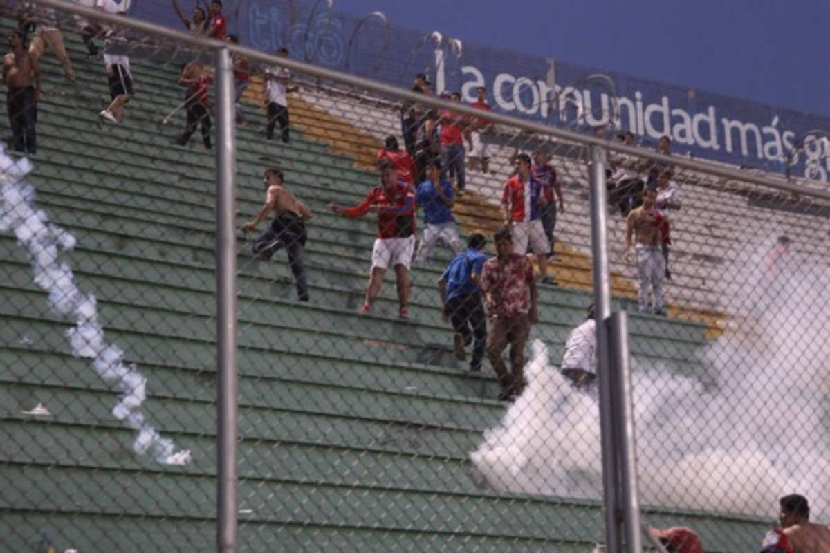Las otras fotos que no viste del Motagua-Olimpia que terminó en caos