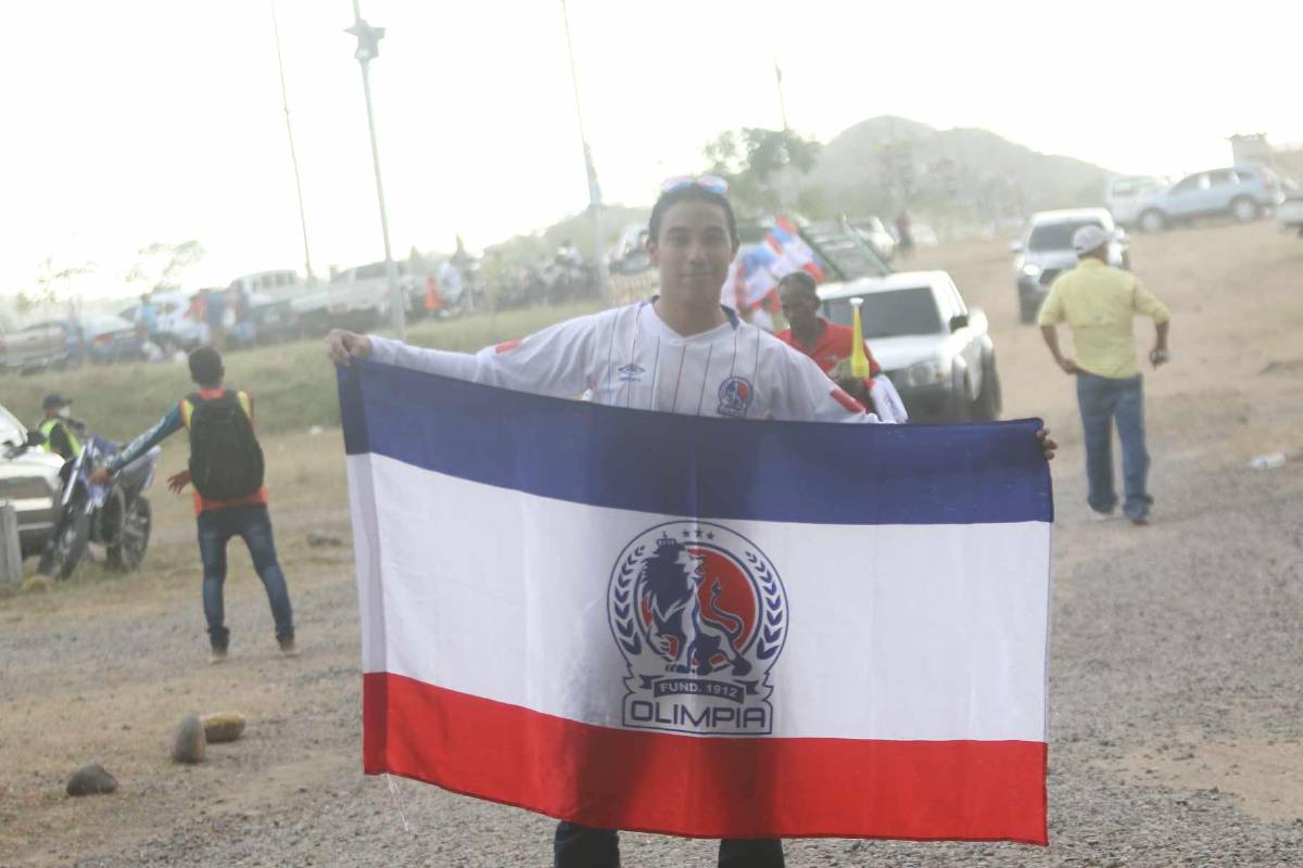 Eduardo Espinel no la pasó bien, sorpresas a la llegada y hasta en paila para ver al Olimpia contra los Lobos de la UPNFM