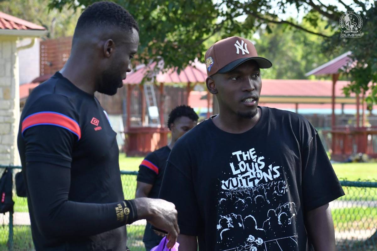 Una visita especial y se fue con regalo: Alberth Elis sorprende a los jugadores del Olimpia en Houston, Estados Unidos