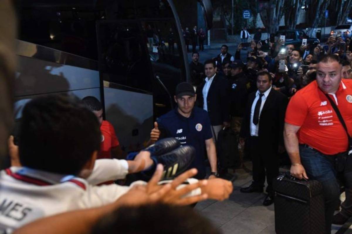 ¡Autógrafos, selfies y lágrimas! Keylor Navas desata locura a su llegada a Guatemala