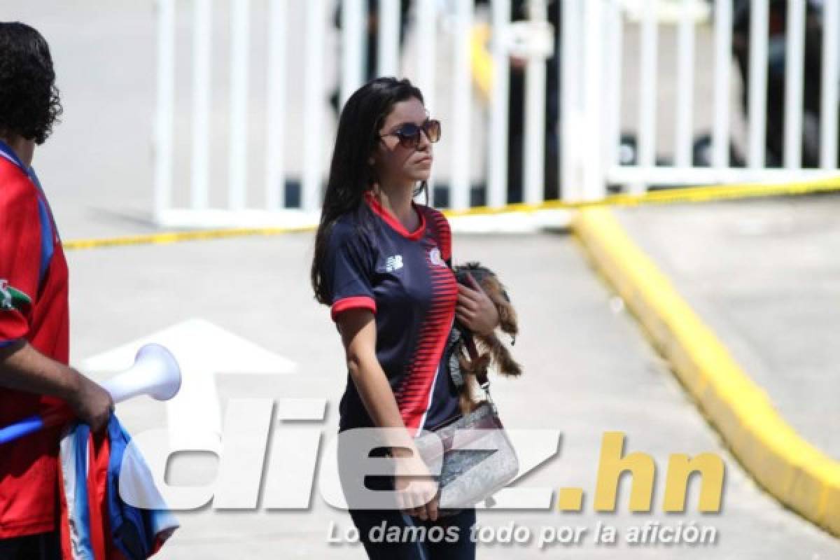 Mujeres ticas embellecen el estadio Nacional en San José para juego con Honduras