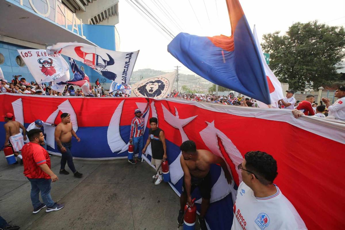 Hasta el Chelito se unió: La épica entrada del Olimpia al Nacional y la fiesta que montó la Ultra Fiel en el Chelato Uclés