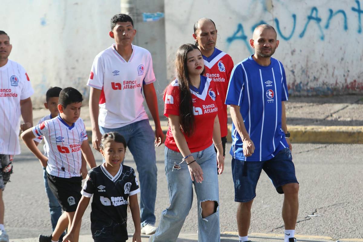 La fiesta que armó la Ultra Fiel, bellas chicas en el Chelato Uclés y el aficionado de Real España junto a los de Olimpia
