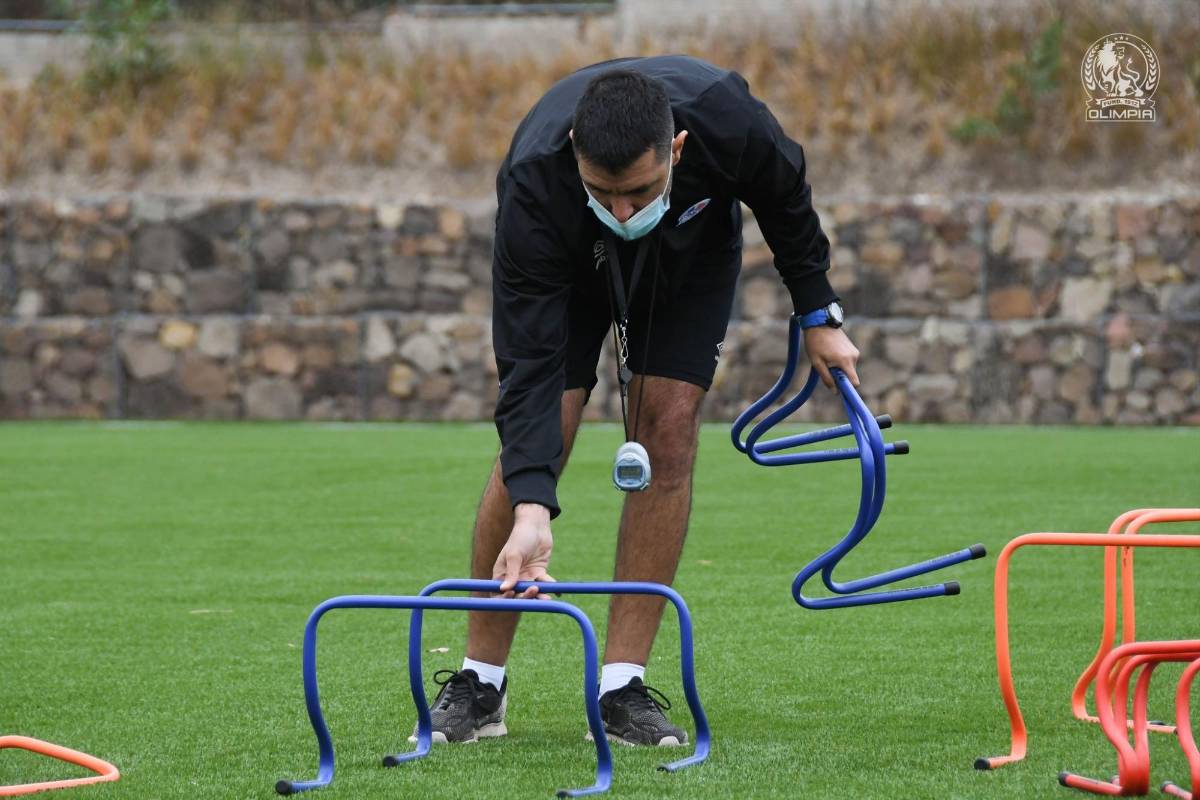 ¡Charla, risas y un conocido! Así fue el primer entrenamiento del argentino Pablo Lavallén en el Olimpia