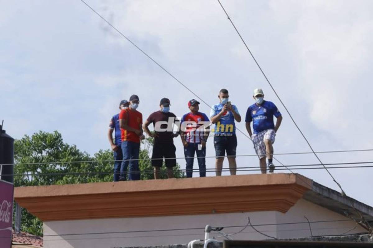 Aficionados irrumpieron en el estadio Sergio Reyes y ocasionaron retraso en el arranque del Savio-Génesis