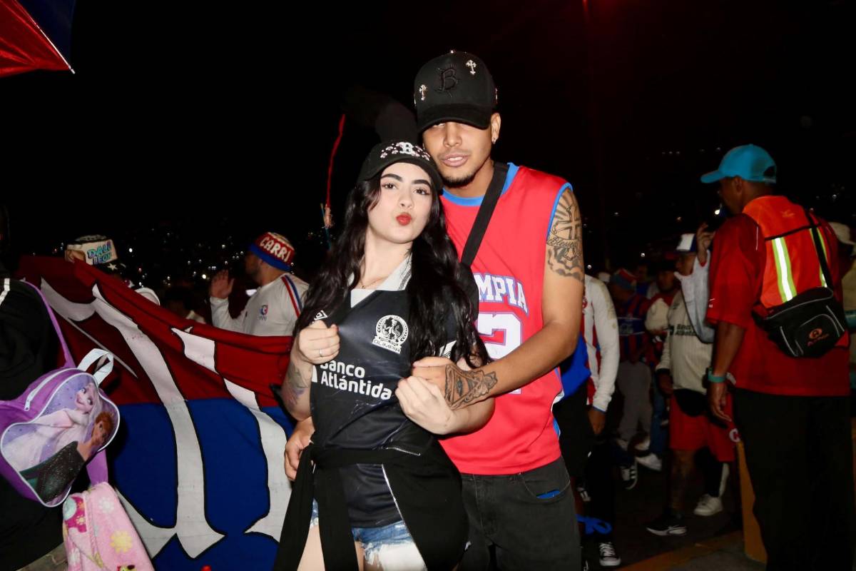 Ambientazo: el show de la Ultra Fiel y lindas chicas en la previa del Olimpia vs. Firpo