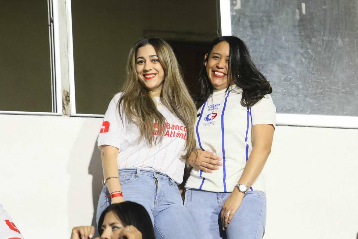 ¿Quién es la chica de la hermosa sonrisas? Hermosas aficionadas engalanan el Olimpia vs Alajuelense por Copa Centroamericana 2025