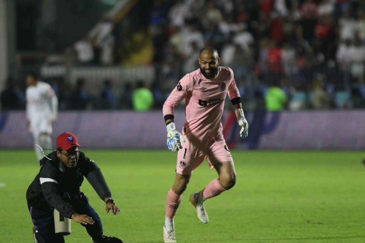 La Cybertruck de la 40, jugador casi se traga un confeti, los chalecos y locura de Espinel: las fotos más curiosas del título del Olimpia