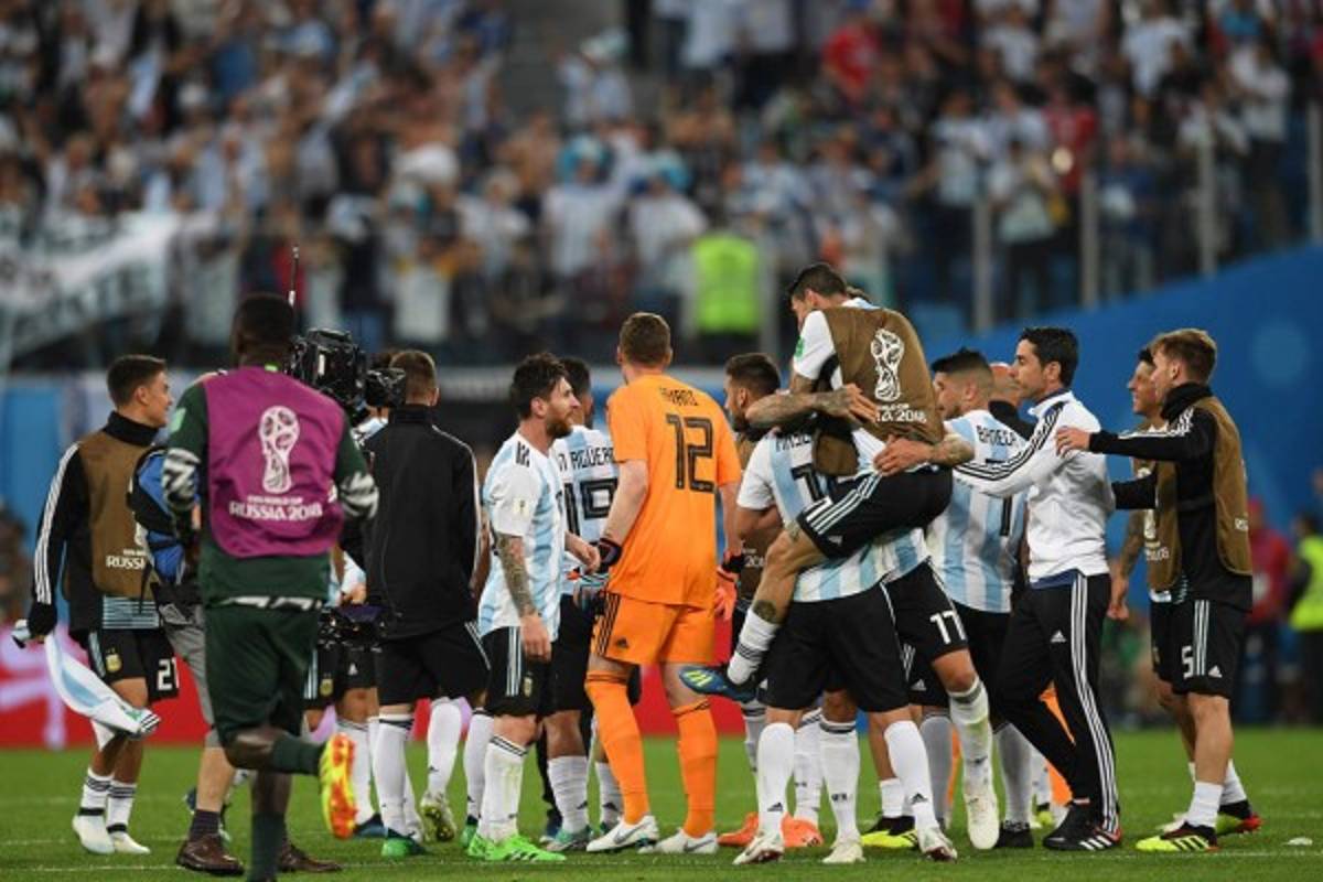 FOTOS: El emotivo festejo de Messi tras clasificar con Argentina a octavos